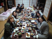 民宿で楽しく夕食